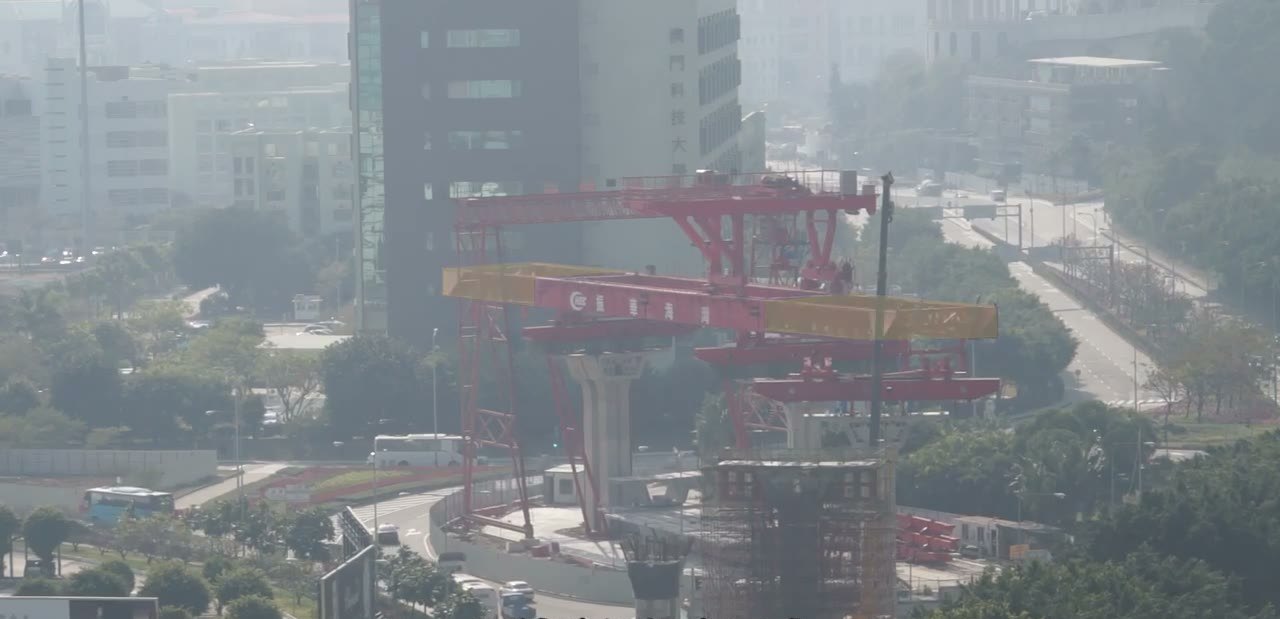 紅色架橋機橫跨道路上方的橋墩