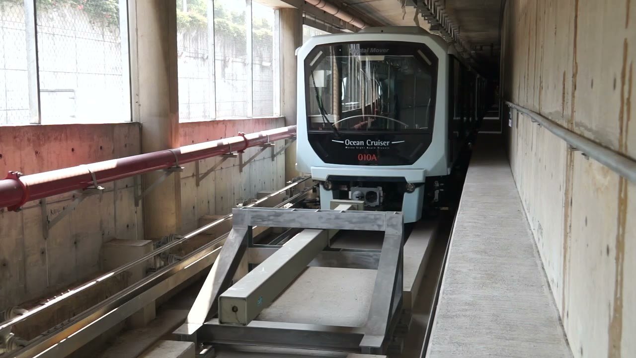 Ocean Cruiser 010A 停在盡頭軌，車頭可見 Crystal Mover