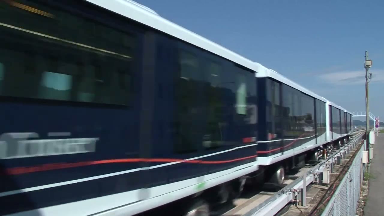 濱海巡航列車在高架膠輪導軌上行駛