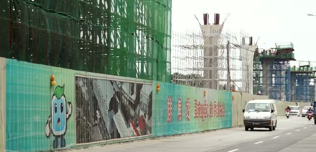排角站工地圍板上的站名與橋墩腳手架