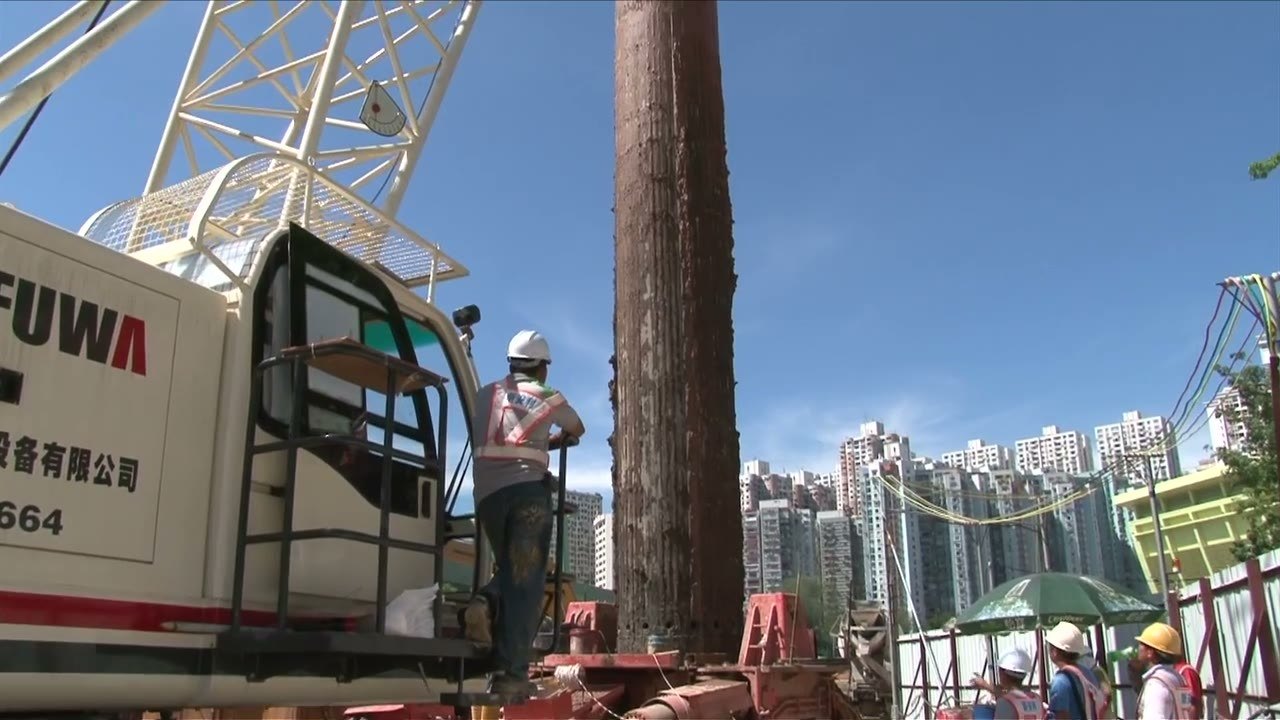 氹仔市區工地，樁機旁豎起鋼護筒