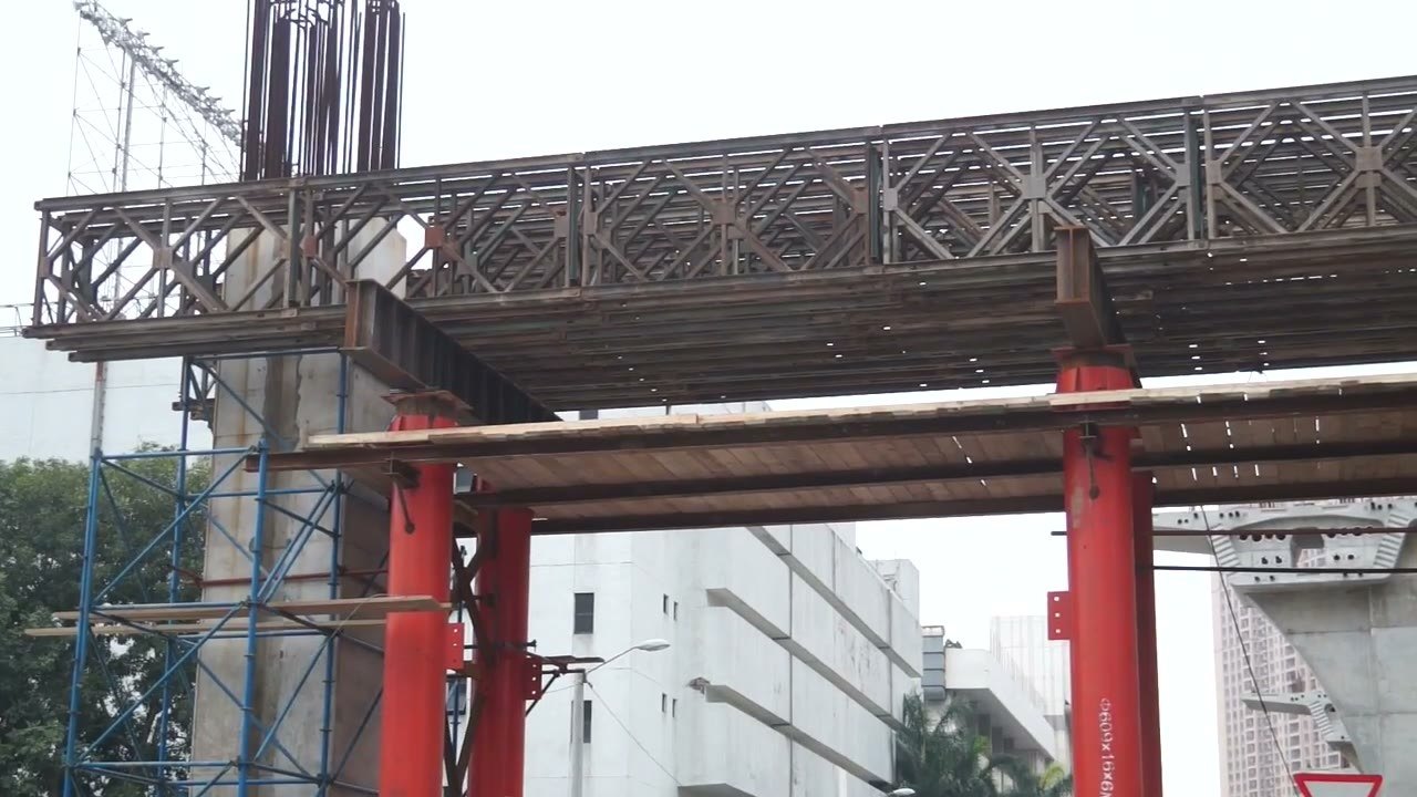 門架施工的紅色臨時支承與鋼桁架