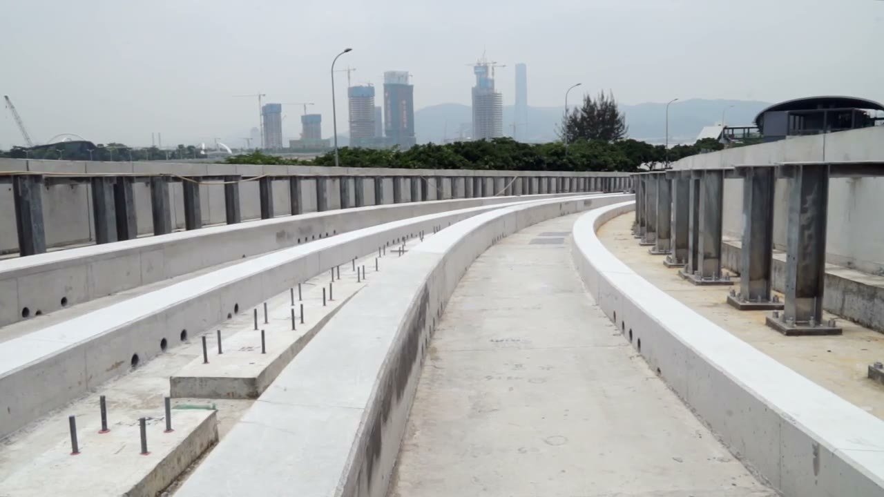 高架橋面已澆行車基座，導軌與供電軌尚未安裝
