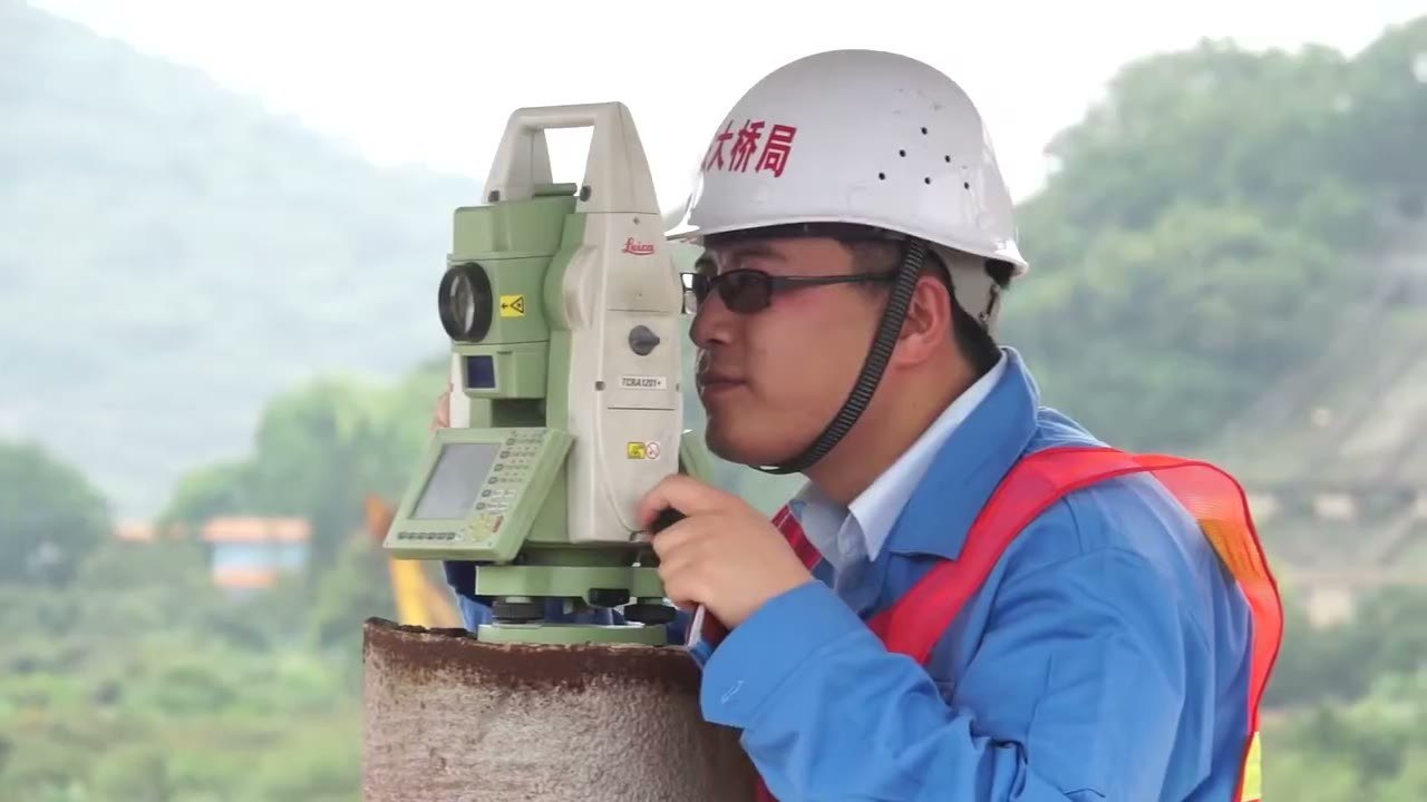 佩戴大橋局安全帽的測量員操作全站儀