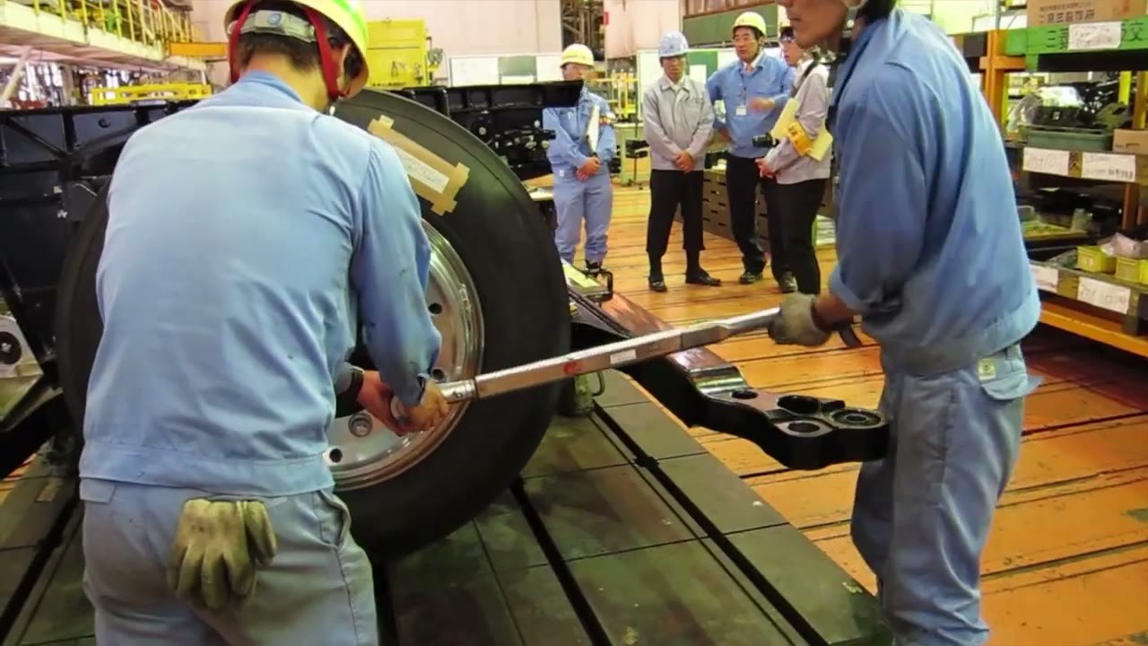 三菱廠房內組裝膠輪轉向架