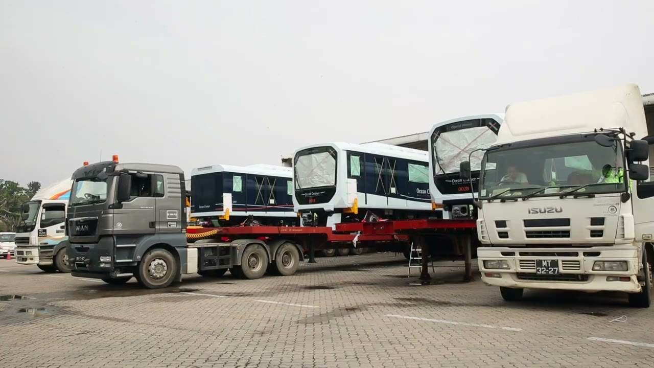 Ocean Cruiser 車廂由平板車運送，擋風玻璃覆保護膜