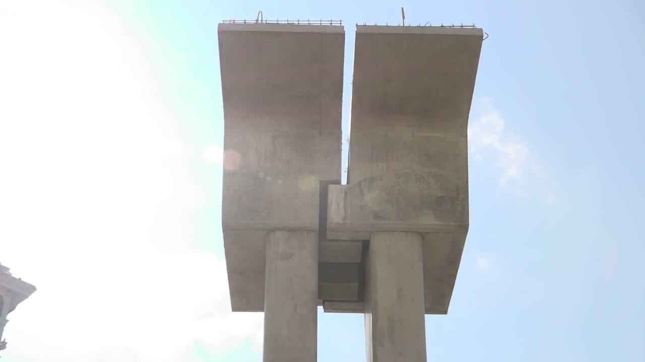 雙柱橋墩仰視，墩頂露出待接鋼筋