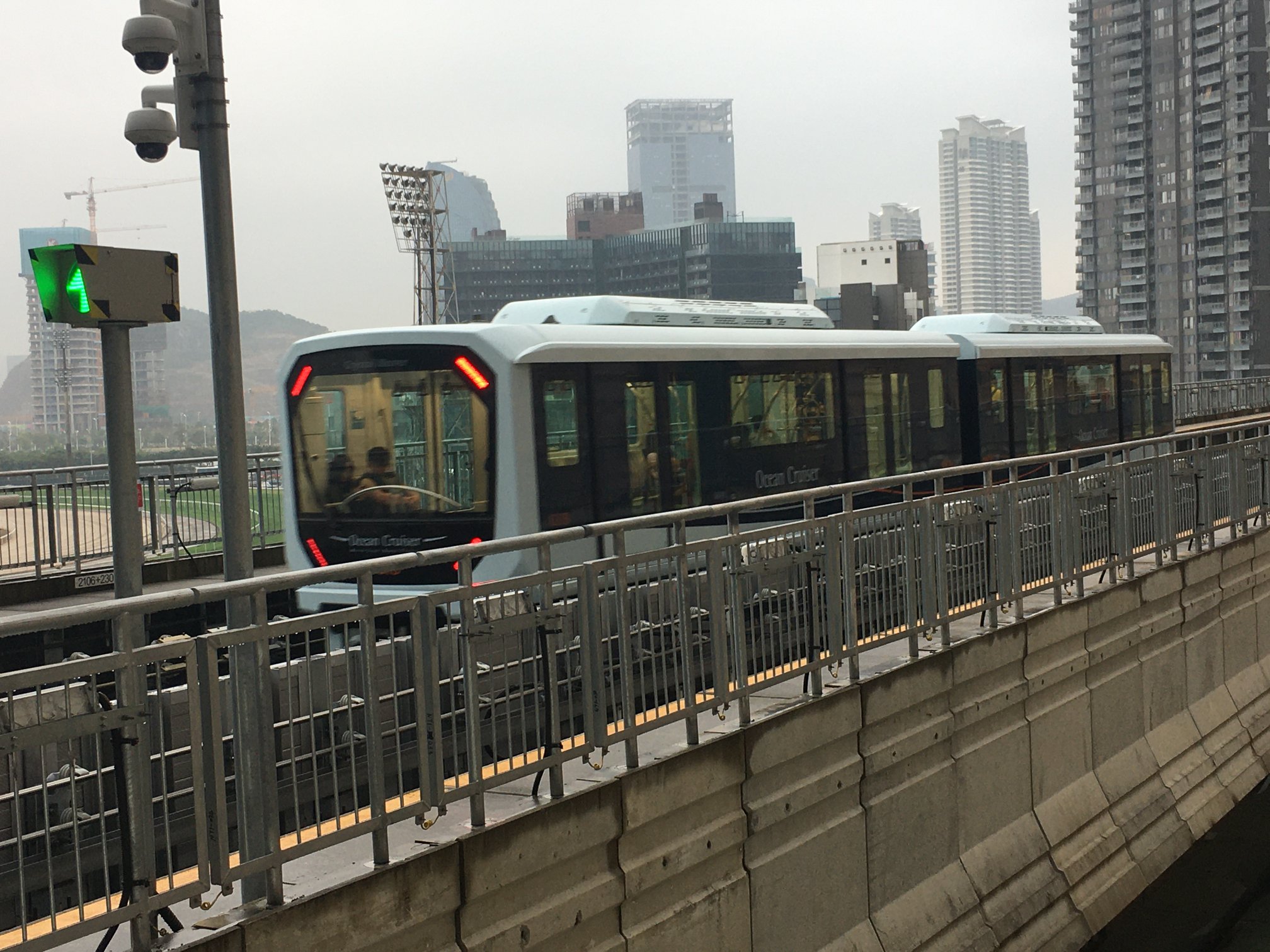 澳門輕軌「濱海巡航」列車駛經馬會站（2019年12月31日）
